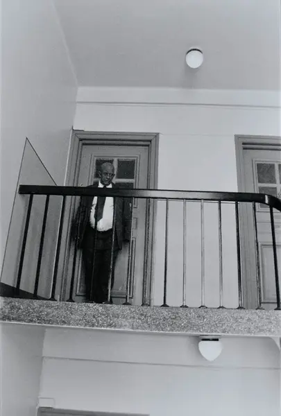 Old Man Going Up and Down a Staircase #29-33 [Fotografi]