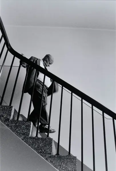 Old Man Going Up and Down a Staircase #29-33 [Fotografi]