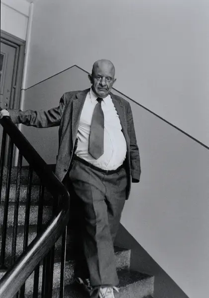 Old Man Going Up and Down a Staircase #29-33 [Fotografi]