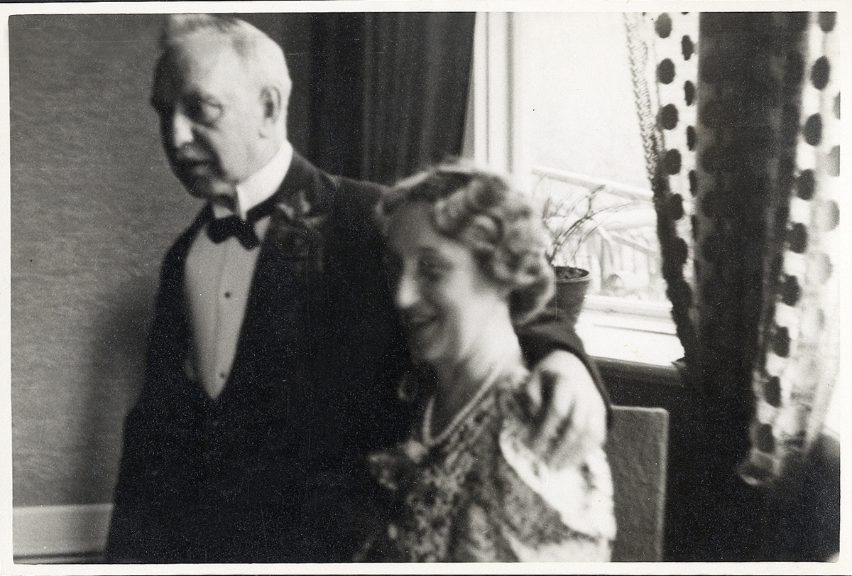 Ett silverbröllopspar. Ernst Ossian Ljunggren (1875-1942) och hans hustru Anna Alma Matilda, f. Lysell (1881-1967),
Göteborg. De gifte sig 10/5 1913.