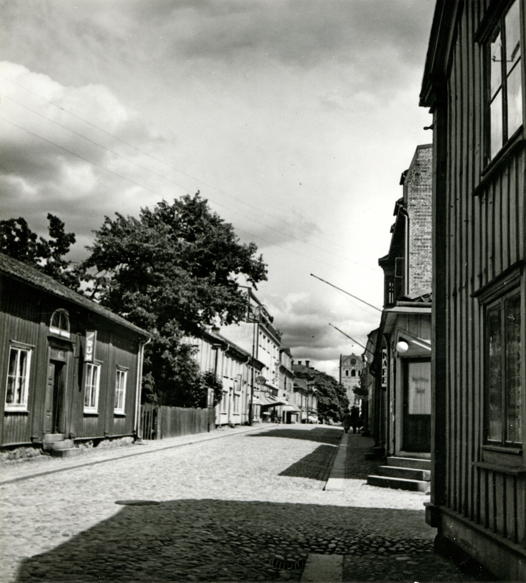 Sandgärdsgatan österut, vid korsningen Bäckgatan. Kafé Stjärnan och kv. Blända. Växjö, ca. 1940.