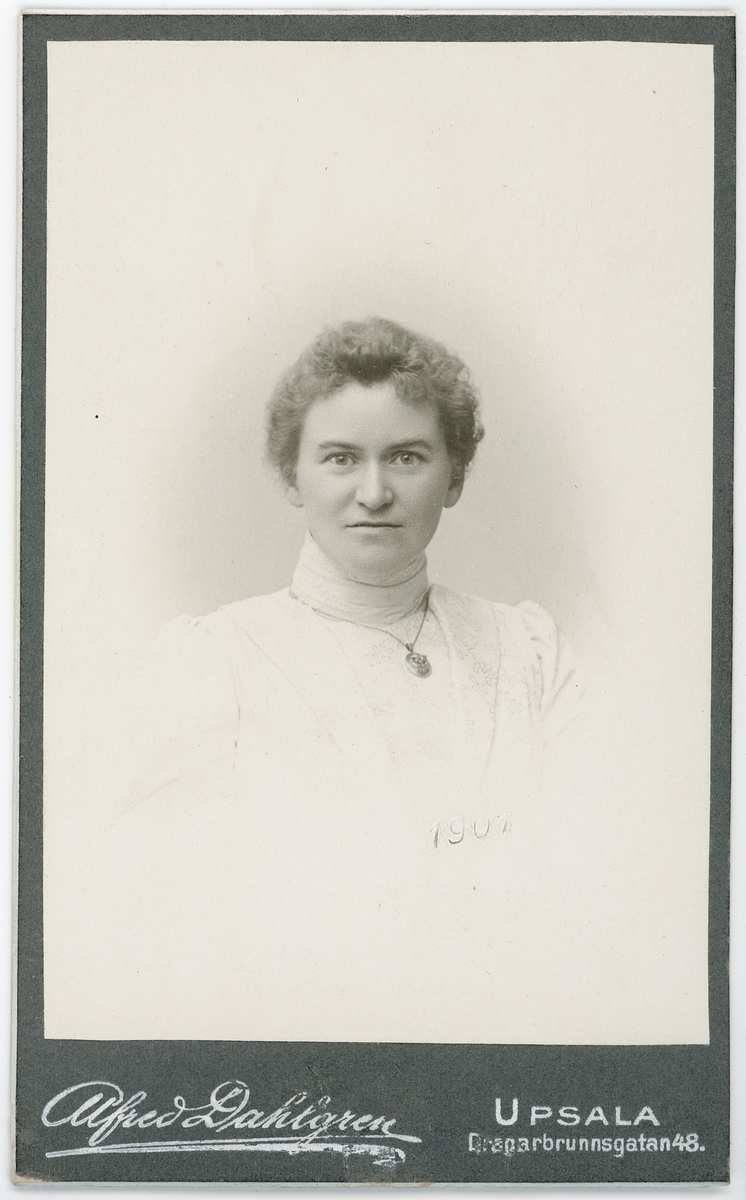 Kabinettsfotografi - ung kvinna, Uppsala 1901