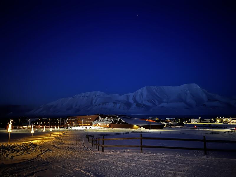 Bildet viser Forskningsparken på Svalbard. Her ligger Svalbard museum, UNIS og Norsk Polarinstitutt