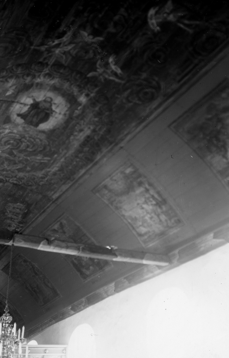 Landa sn. Landa kyrka.
Foto 1 Nedre delen av kortakets dekor före konservering av Thorbjörn Engblad.
Foto 2-4 Del av takdekoren före konservering av Thorbjörn Engblad.