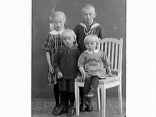 Tre ateljébilder av fru Anna Björcks fyra barn och på en bild är även hon med.