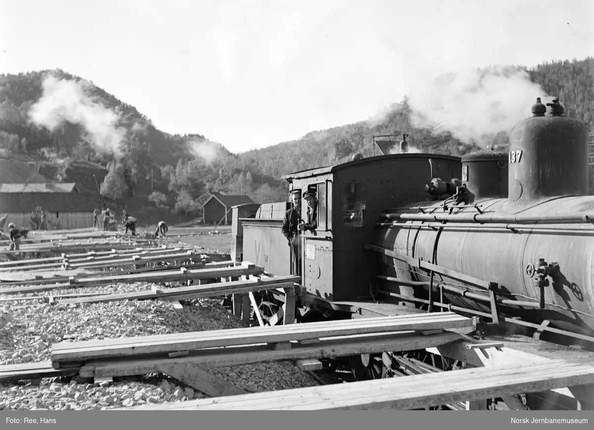 Damplokomotiv 18a 137 ved Sørlandsbanens anlegg i nærheten av Sira