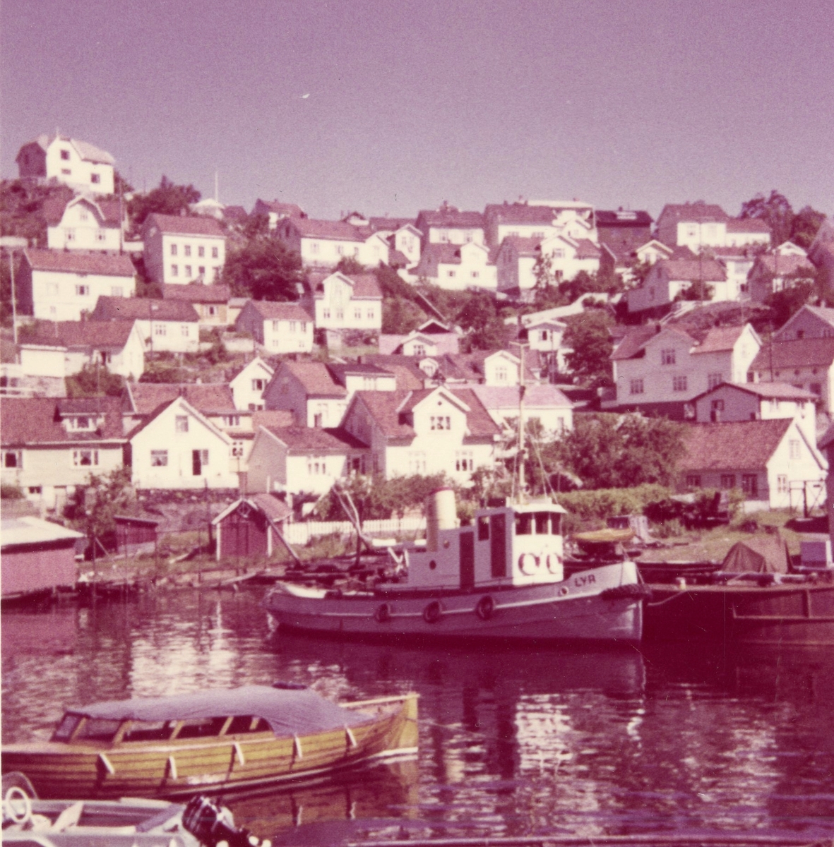 Bebyggelsen i Smedsbukta og slepebåten Lyr. Ca. 1969.