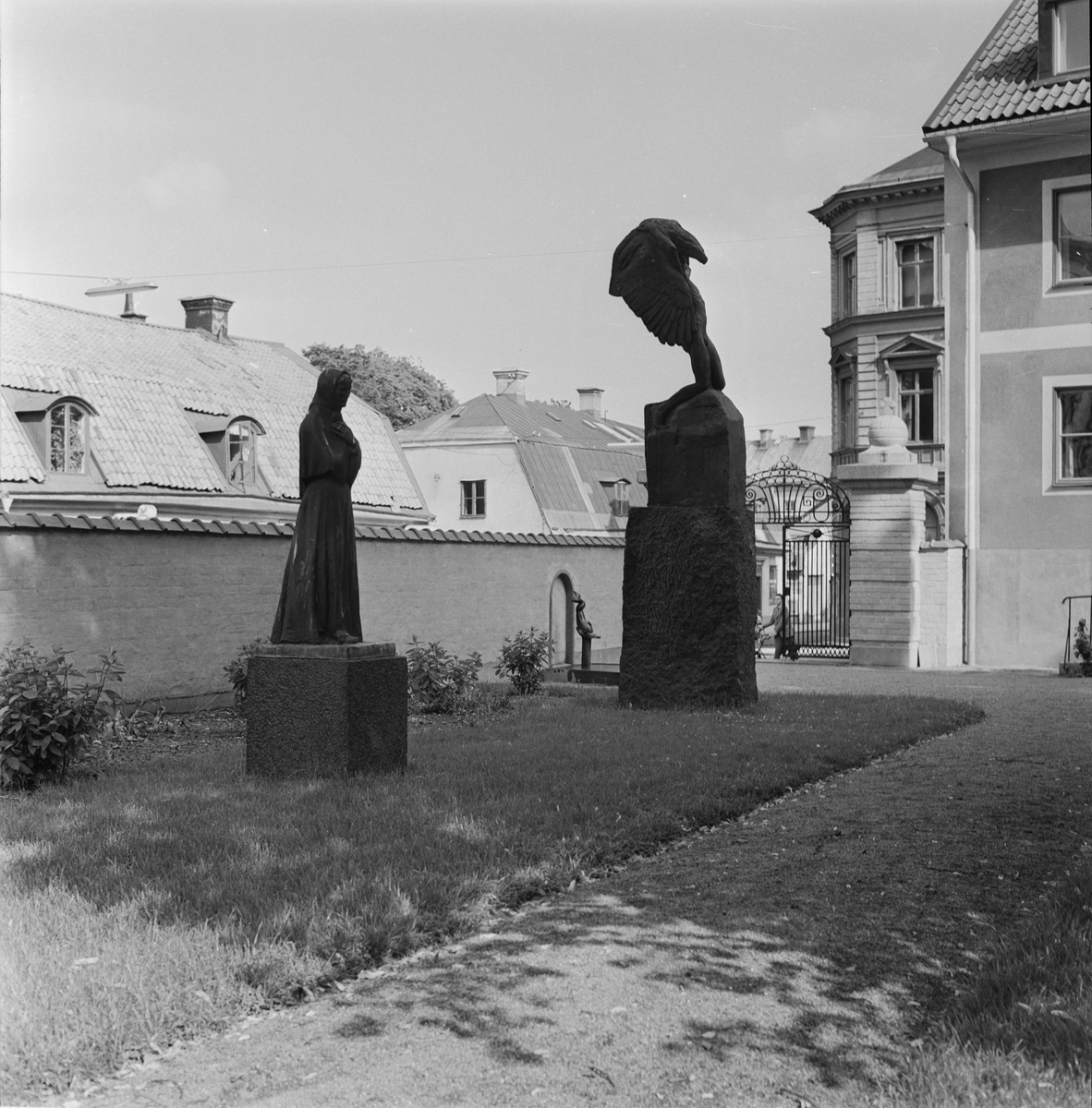 Statyerna Mor av Carl Eldh och Vingarna av Carl Milles vid Uplands Nation, S:t Larsgatan, Uppsala