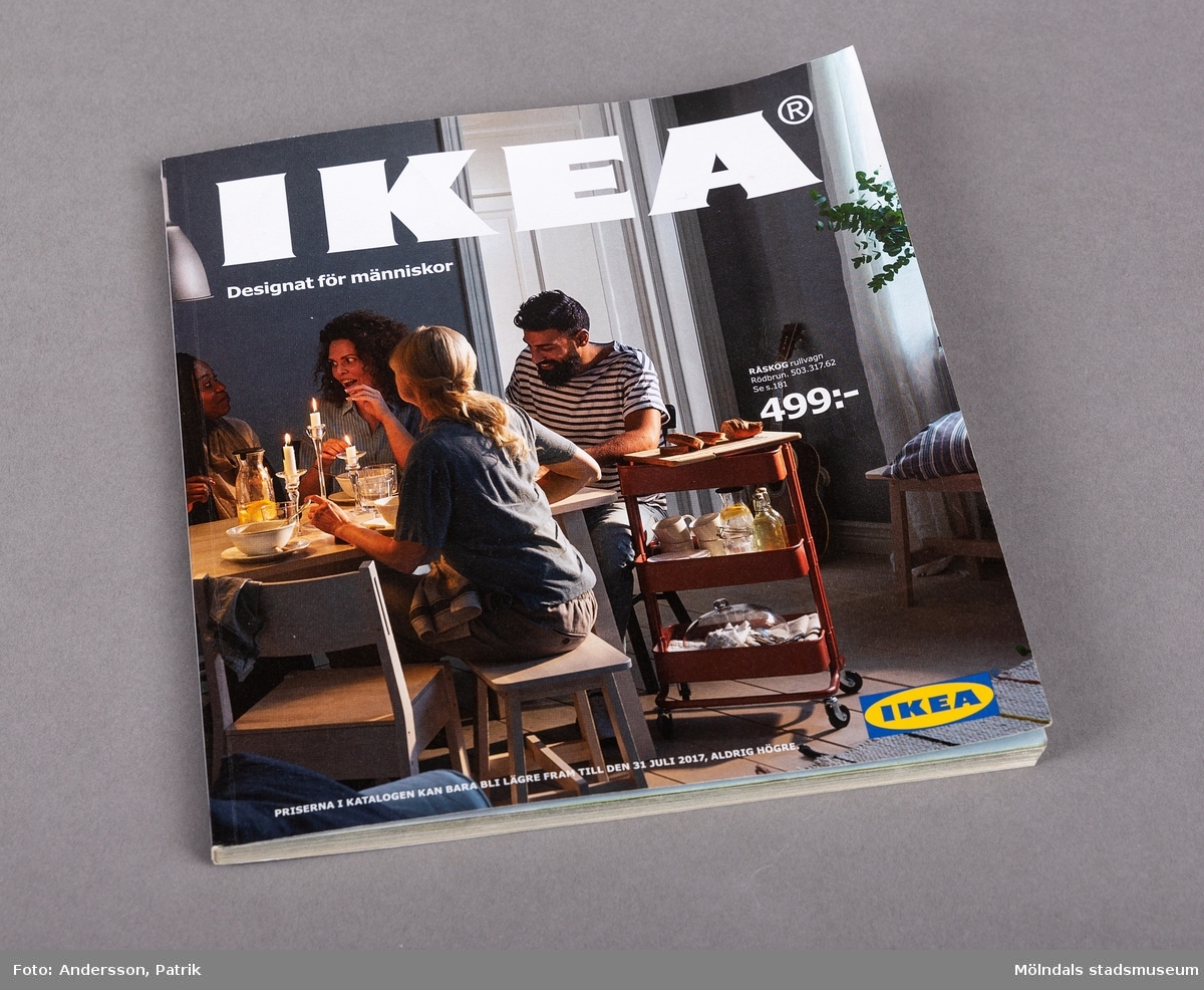 Katalogen: "IKEA Designat för människor  2017", utgiven runt augusti 2016 av Ikea i Älmhult.

Framsidan av katalogen föreställer en matplats, där några personer sitter runt dukat bord och äter och har trevligt. Det finns även vit tryckt text: 
"IKEA Designat för människor
PRISERNA I KATALOGEN KAN BARA BLI LÄGRE FRAM TILL DEN 31 JULI 2017, ALDRIG HÖGRE." tillsammans med IKEA-loggan i gult och blått.
Framsidan gör också reklam för rullvagnen RÄVSKOG 499kr.
Baksidan av katalogen gör reklam för nyheten Pulled salmon sandwich för 35kr som finns i restaurangen på Ikea. Texten: "Inter IKEA Systems B.V. 2016. SESM
Vi reserverar oss för eventuella tryckfel och slutförsäljning." och "Returadress: IKEA AB  Box 700  343 81 ÄLMHULT" finns också tryckt på baksidan, tillsammans med ägaren Barbros adress.