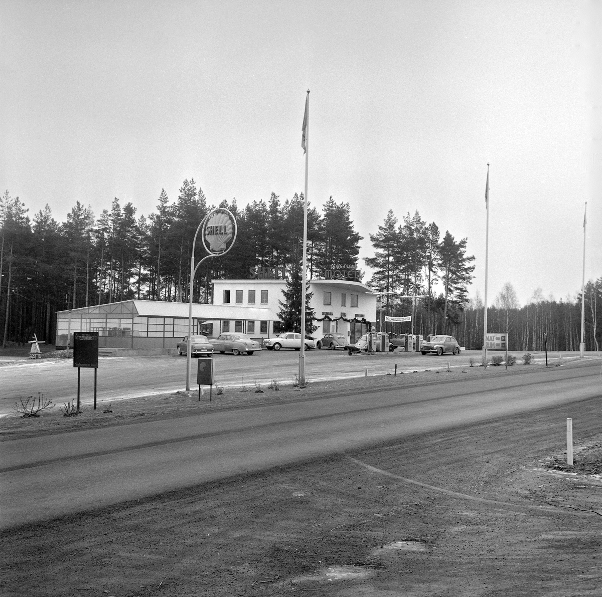 Sjögestad Motell, ett av Sveriges första i sitt slag. Anläggningens första del uppfördes 1954, då invid Riksväg 1. Här ett perspektiv från 1963 med en kavalkad av tidens bildmodeller.