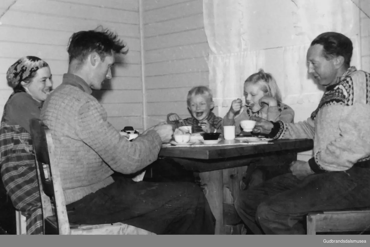 Ved kjøkenbordet i Barlund. 
F.v.: Aslaug Kirkeby (f. Haugen 1928), Johan Kirkeby (f. 1928), Melvin Kirkeby (f. 1954), Kari Kirkeby (f. 1949) og Olav Soglo (f. 1927)