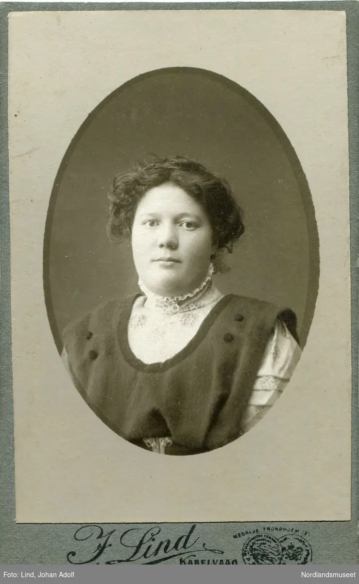 Portrettbilde av en ung kvinne, brystbilde av Adelaide Grønbech.