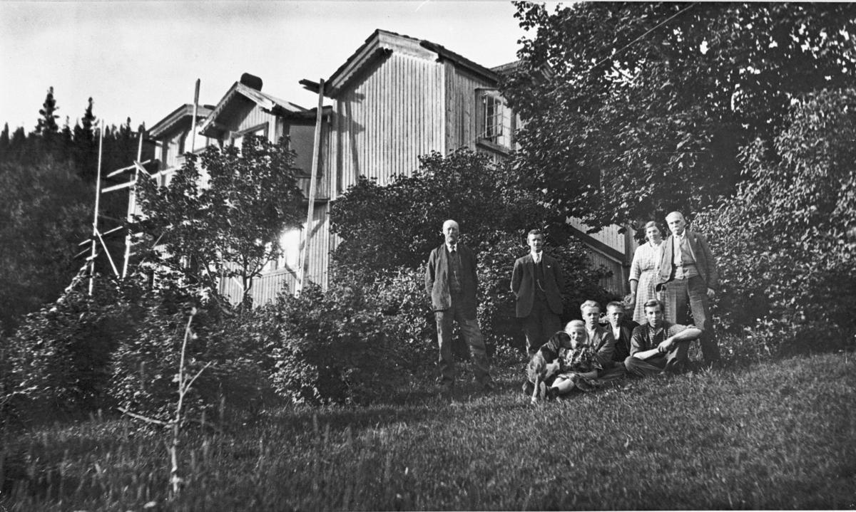 Gruppe i Hagan hos Skredsvigsfamilien i Eggedal, før 1924. Huset er under oppussing.