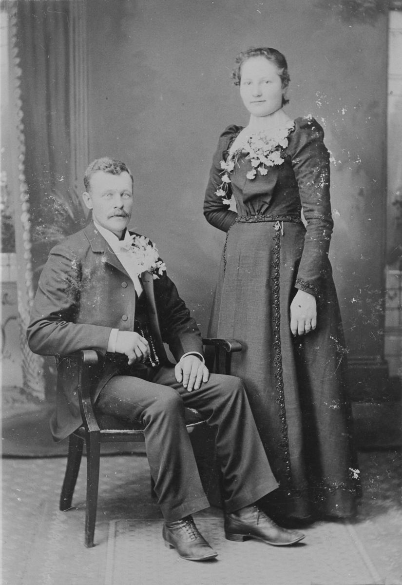 Atelierfoto av Torger Grønvold og hustru Gjertrud (f. Skårshagan). Fotografert i Willow, Nord-Dakota, trolig rundt 1910.