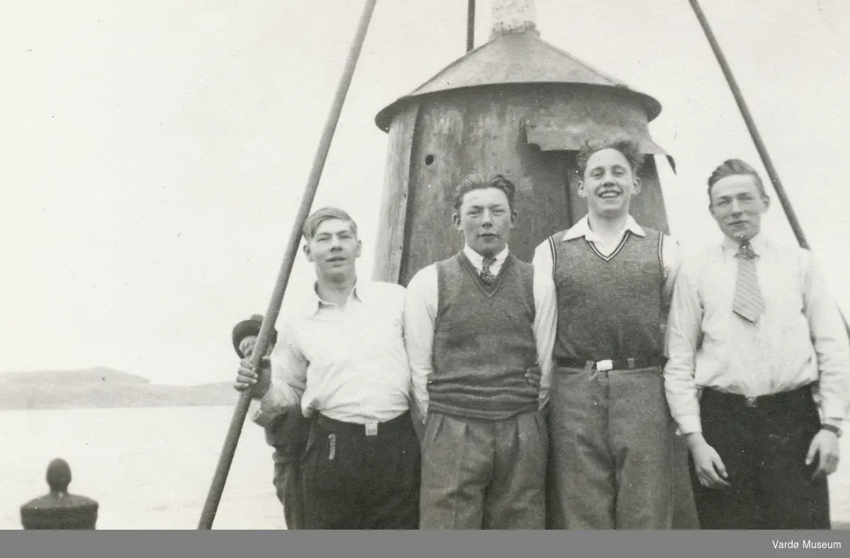 På østre molo i Vardø. Fra venstre Alf Andreassen, Reidar Kvammen, Håkon M. Hansen og Oddvar B. Henriksen, ca. 1935