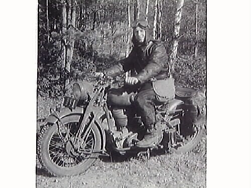 Militär I Skogen På Albin-monark Motorcykel, 1953. Packväskor Baktill 