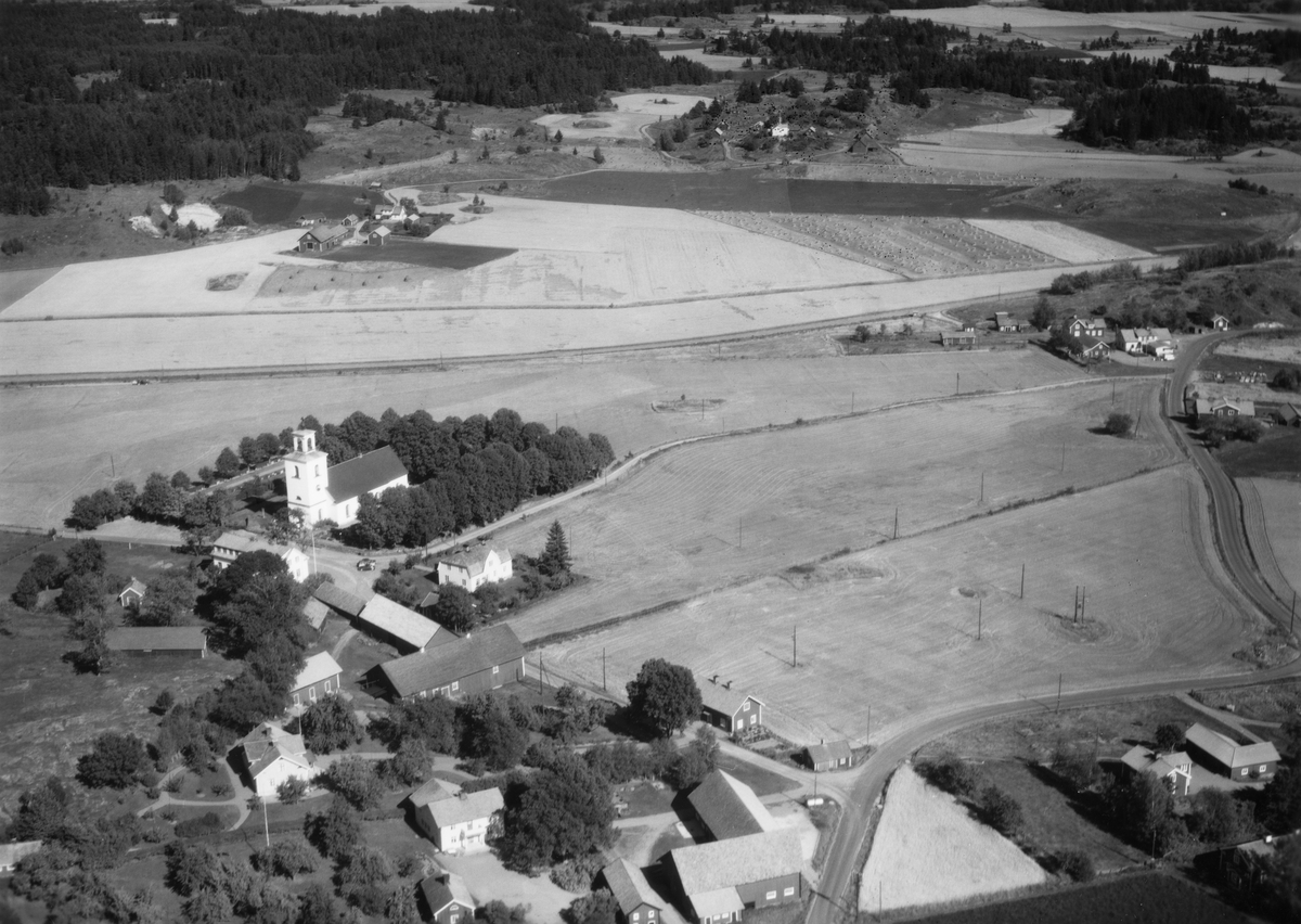 Flygfoto över Häradshammar på Vikbolandet. Kyrka återuppbyggdes efter en eldsvåda 1806. Tornet tillkom emellertid först under 1830-talet.