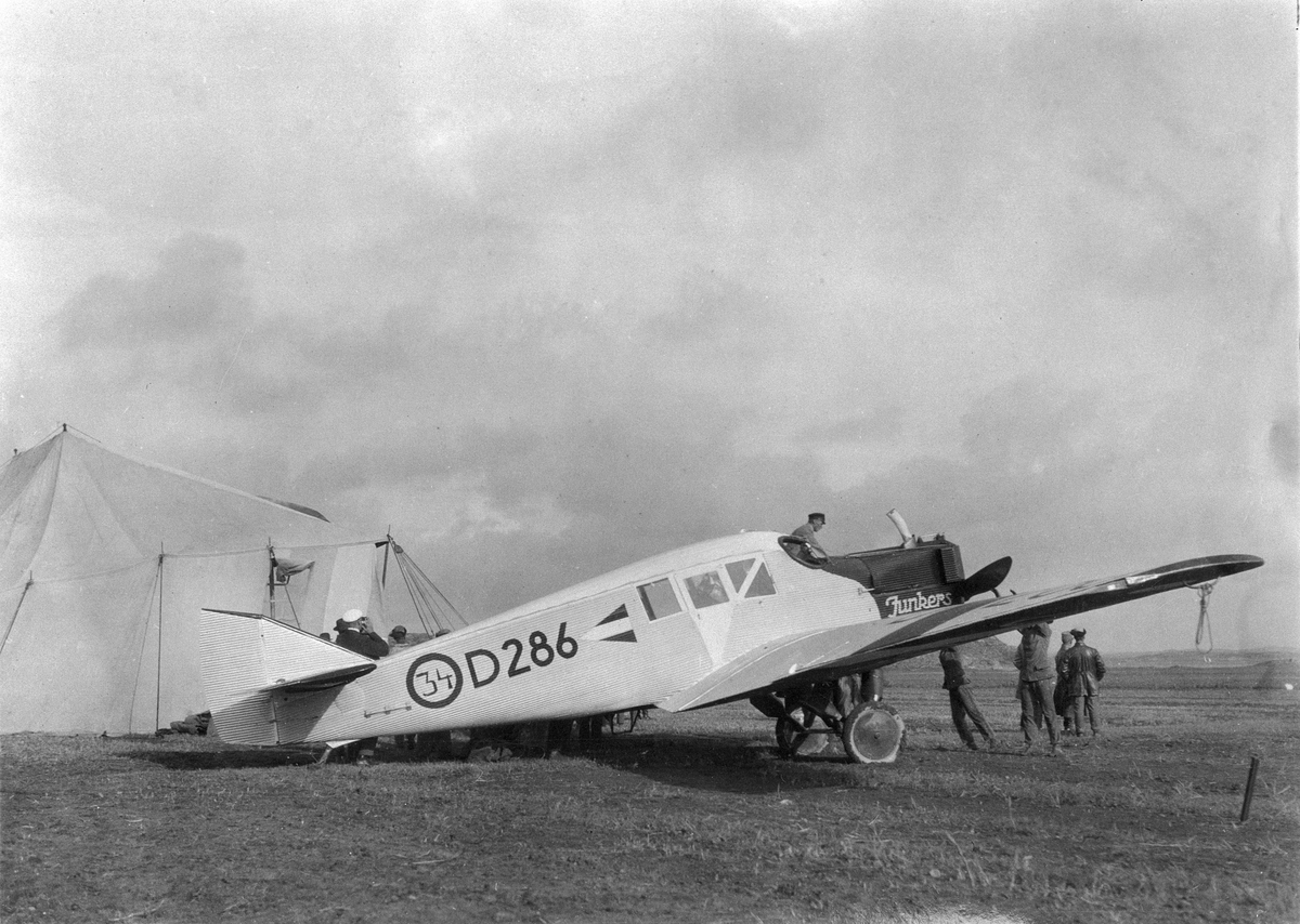Tyskt civilregistrerat flygplan Junkers F 13a märkt D-286 på Internationella luftfartsutställningen, ILUG, i Göteborg, 1923. Tälthangar i bakgrunden.