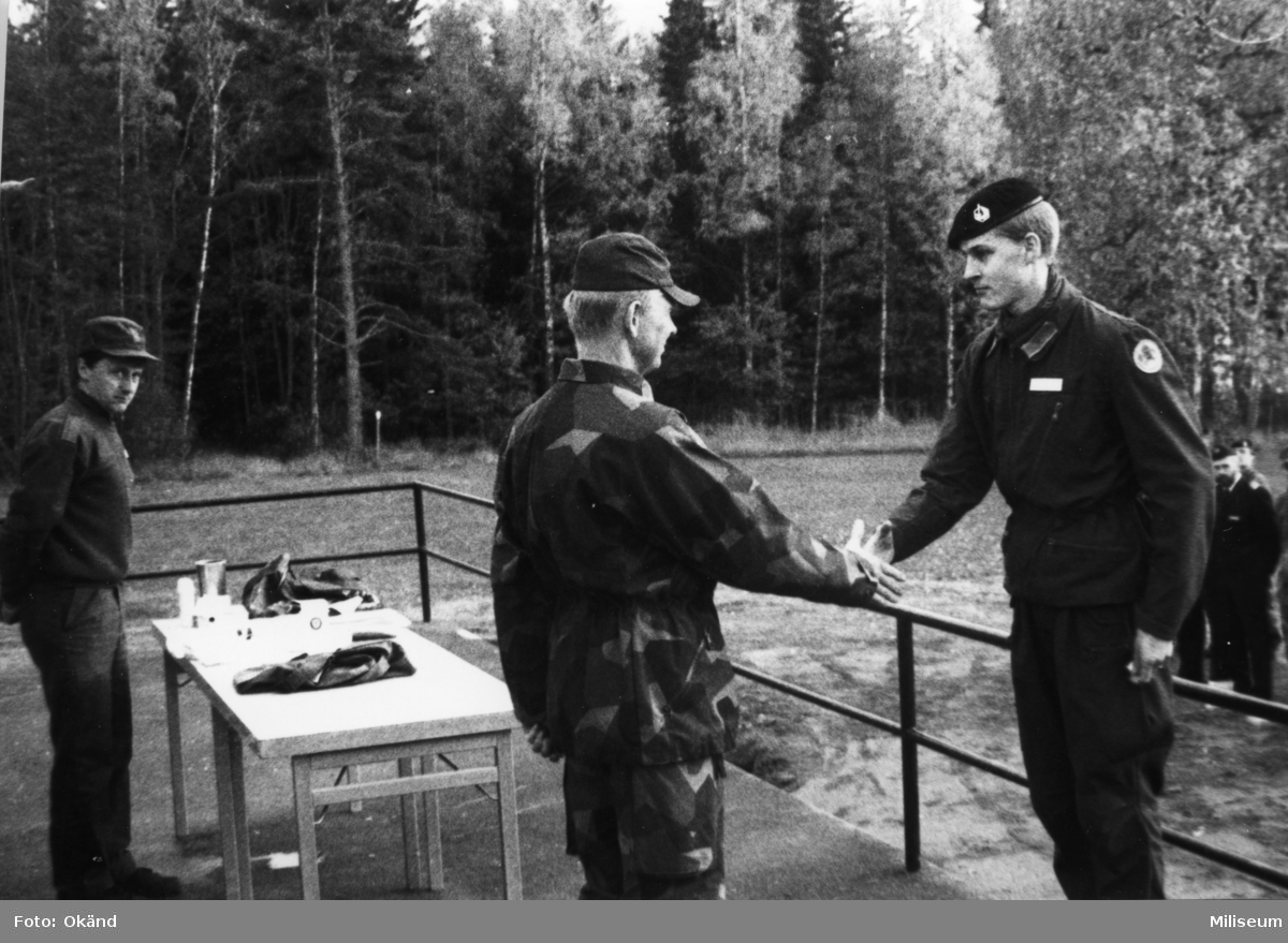 Prisutdelning efter fälttävlan. Från vänster Jan Rudolfsson, Ing 2; överste Björn Svensson, regementschefen Ing 2 och okänd.