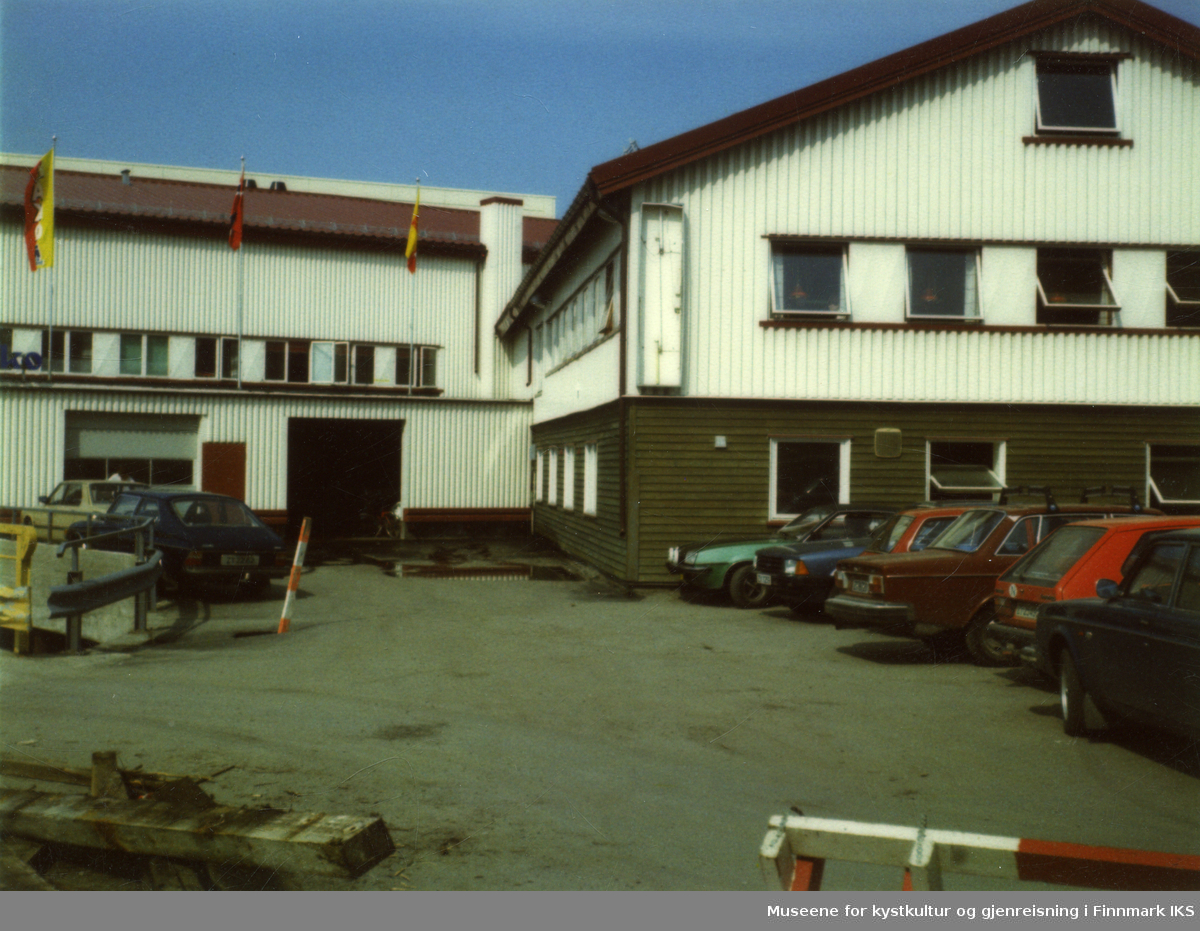 Honningsvåg. Fiskeriveien med HÅKO-bygget og Kafé Corner. Sommeren 1985.