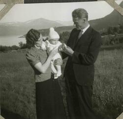 Et par holder en baby. Tekst i album: 16. juli 1939. Dåpsdag