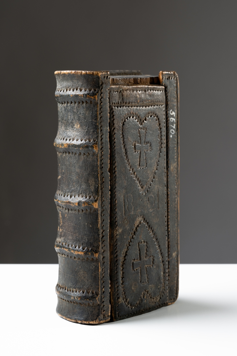 Skrin, "brudlåda", av svartmålat trä i bokform försett med skjutlock. På fram- och baksida dekor av hjärtan med kors inuti. På framsidan inristat: "1821", på baksidan: "ANNO".