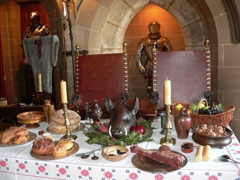 Bilde av et bord med masse råvarer. Temaet er kulinarisk middelaldermiddag