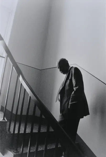 Old Man Going Up and Down a Staircase #29-33 [Fotografi]