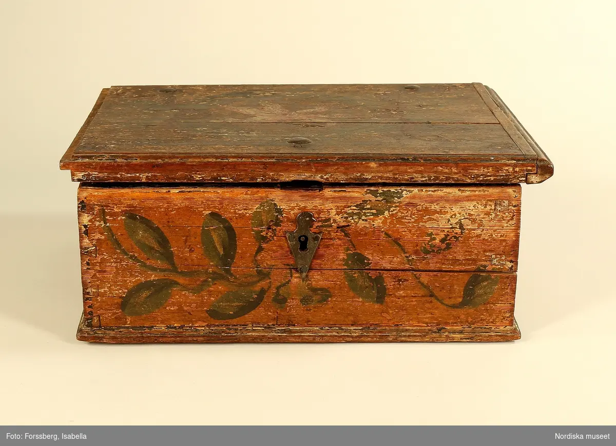 Huvudliggaren:
"Låda m.m. som tillhört skräddarämbetet i Arboga.
a:1) Låda. 
a:2-4) 3 st nycklar.
b) ett mindre skrin 1655. Skrinet rödmåladt och med bladrankor i grönt på 3 sidor. I lockets insida en sax med blommor mellan skänklarna, därunder 'ANNO 1655'. Med löst lås. Målningen mycket bortnött och en list saknas på locket. 
c) Sigillstamp. Stansliknande sigillstamp med rund skifva och å denna pålödd cylinder af koppar. Cylindern fyld med bly. I omskrift: 'SKREDAR . SKRAS . SIGNET . I . ARBOGA [6 prickar i cirkel och en prick i mitten]. I midtfältet en spansk sköld, omgifven af barockornamenter och punkter. I skölden en öppen sax med en blomstängel mellan skänklarna, å hvardera sidan om skänklarna en ringlande orm. Alt inom pärlband; i kanten äfven pärlband.
d) Svartstämpel, mindre, använd för gesällbref. Oval, af mässing med svarfvadt träskaft. I om srkift: 'SKRÄDD . EMB . SIGIL [stående romb med rutmönster]' i midten: 'I ARBOGA [dekor] i tre rader.
e) Pung '1694'.
f) Protokollsbok.
g) Klubba.
h) Handling.
i) Handling. 