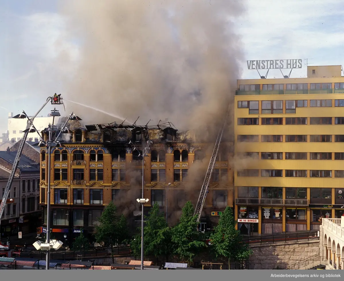 Brann i Pløens gate (fra 1999 Eva Kolstads gate) på Youngstorget. 13. juni 1996. Stensbakgården - oppkalt etter Petter Stensbaks jernvareforretning som holdt til i gården 1924 - 1996.