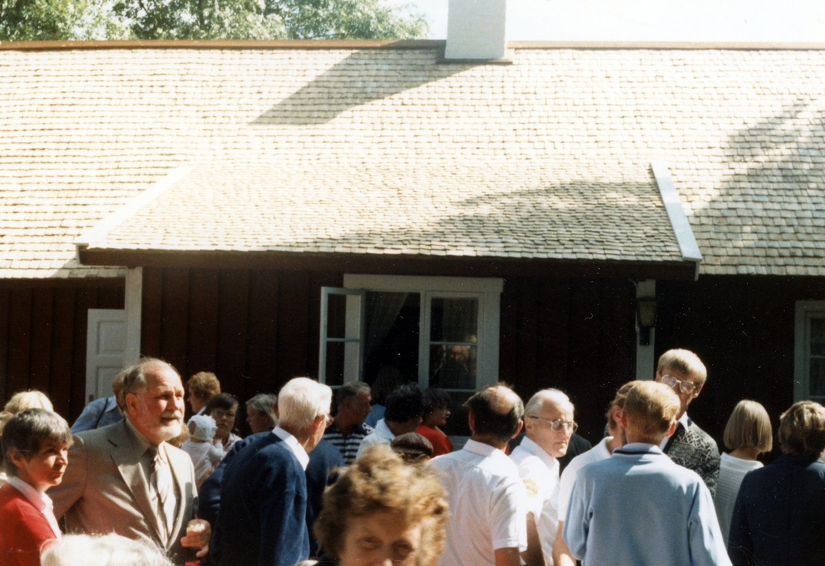 Foto 1 Slagtröskning på hembygdsdag arrangerad av Kvibille hembygdsförening den 15 augusti 1982 vid Palms stuga.
Foto 2 Palms stuga med nylagt takspån.
Foto: Lennart Lundborg, augusti 1982.