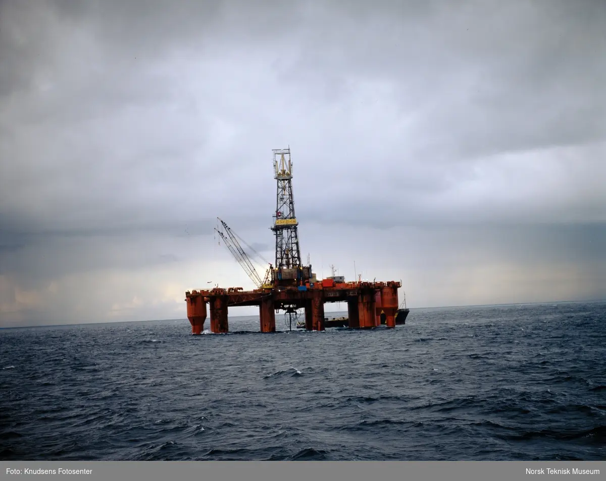 Oljerigg og supplyskip i Nordsjøen