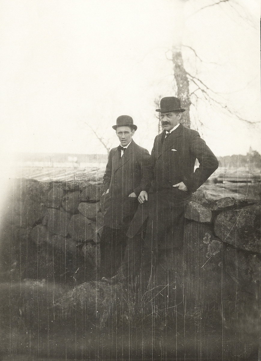 Två herrar, Edvin och Johan Åström, på söndagspromenad vid Vallen, Växjö, ca 1923.
I bakgrunden skymtar man svagt tornet på Teleborgs slott.