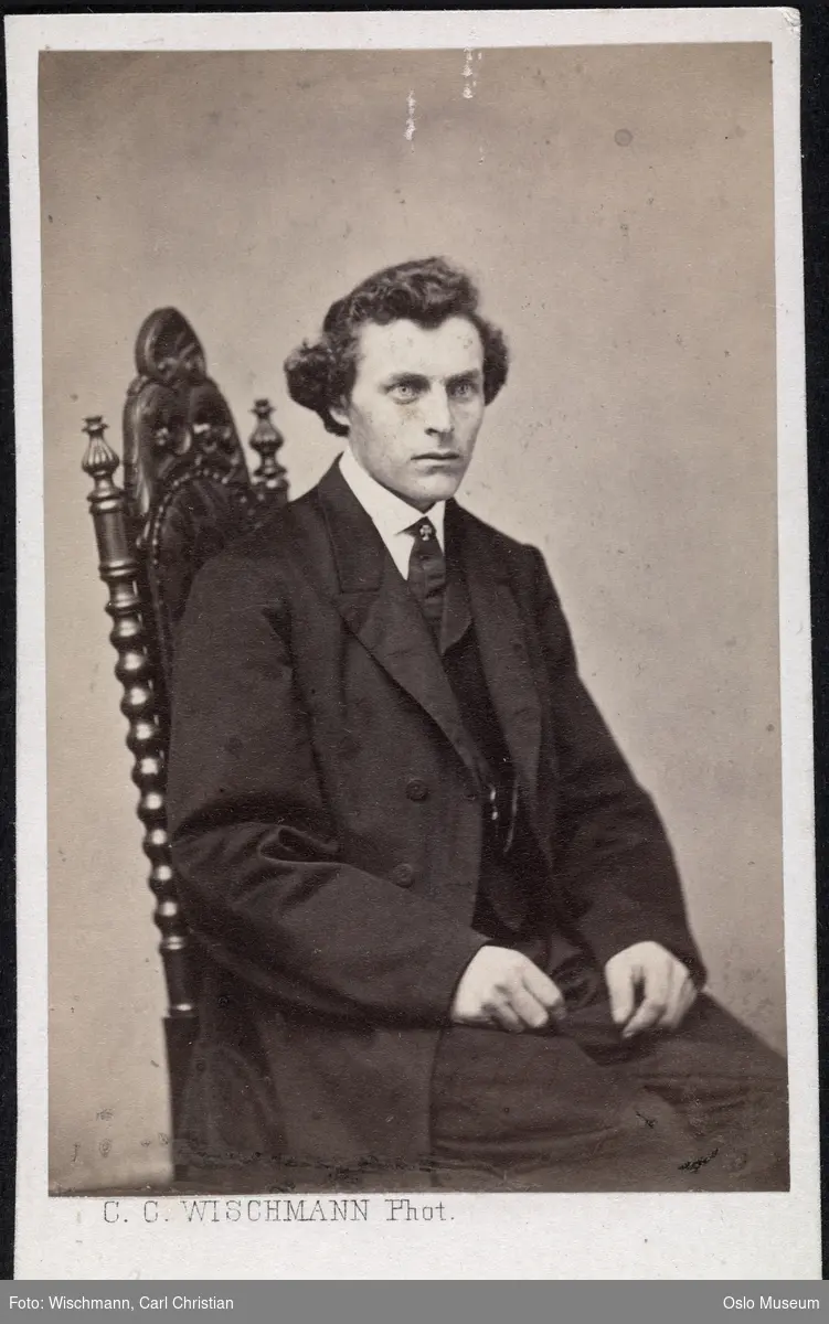 portrett, mann, sittende knefigur