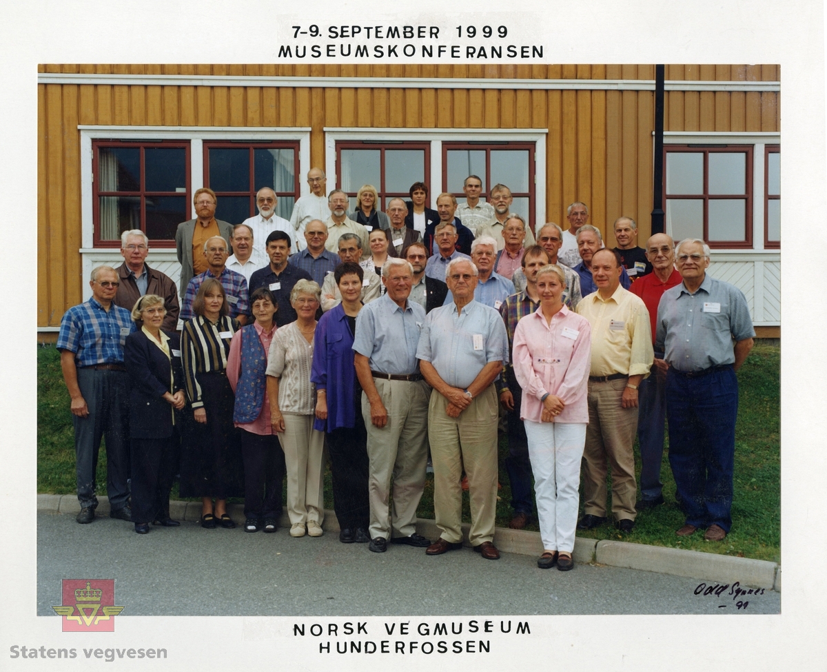 Bilde av deltakere på museumskonferanse som ble holdt ved Norsk vegmuseum  7 - 9. september 1999.
Oversikt over deltakere, se Nedlastinger.