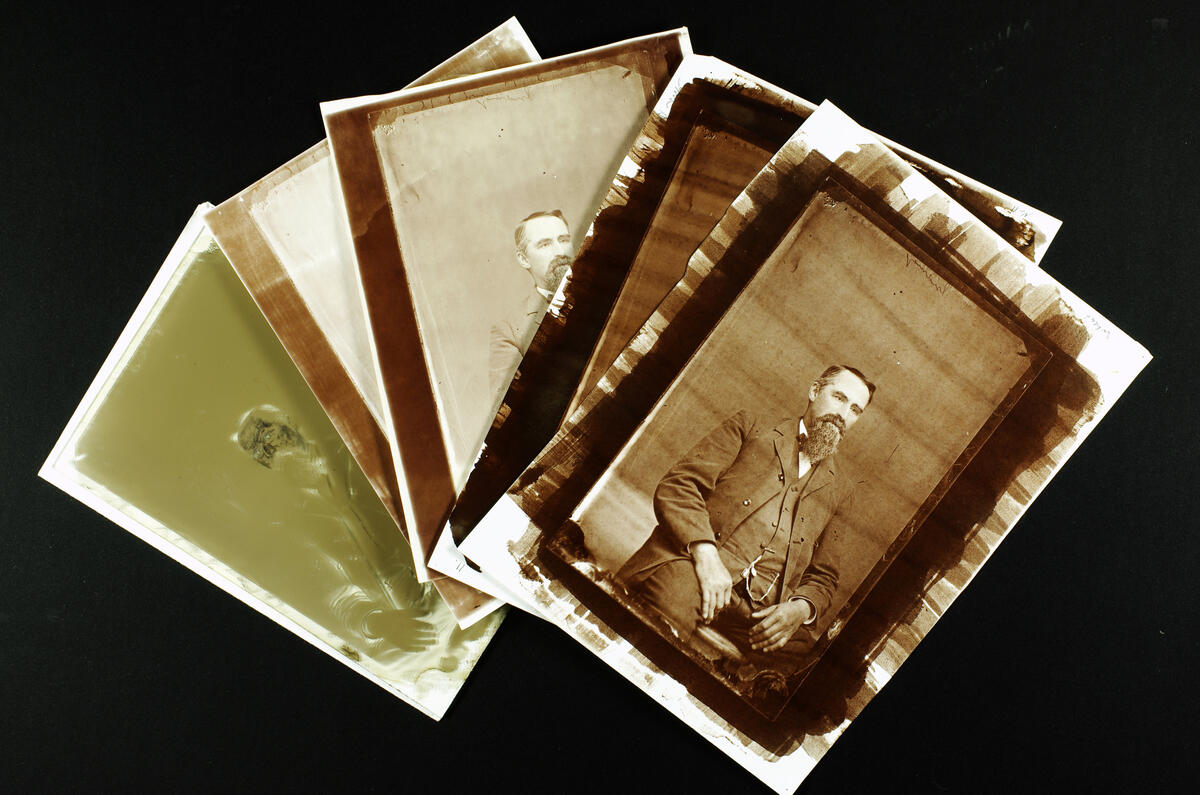 Eldre fotografisk portrett av en sittende mann, fem ulike versjoner av bildet spredt i en vifteform.