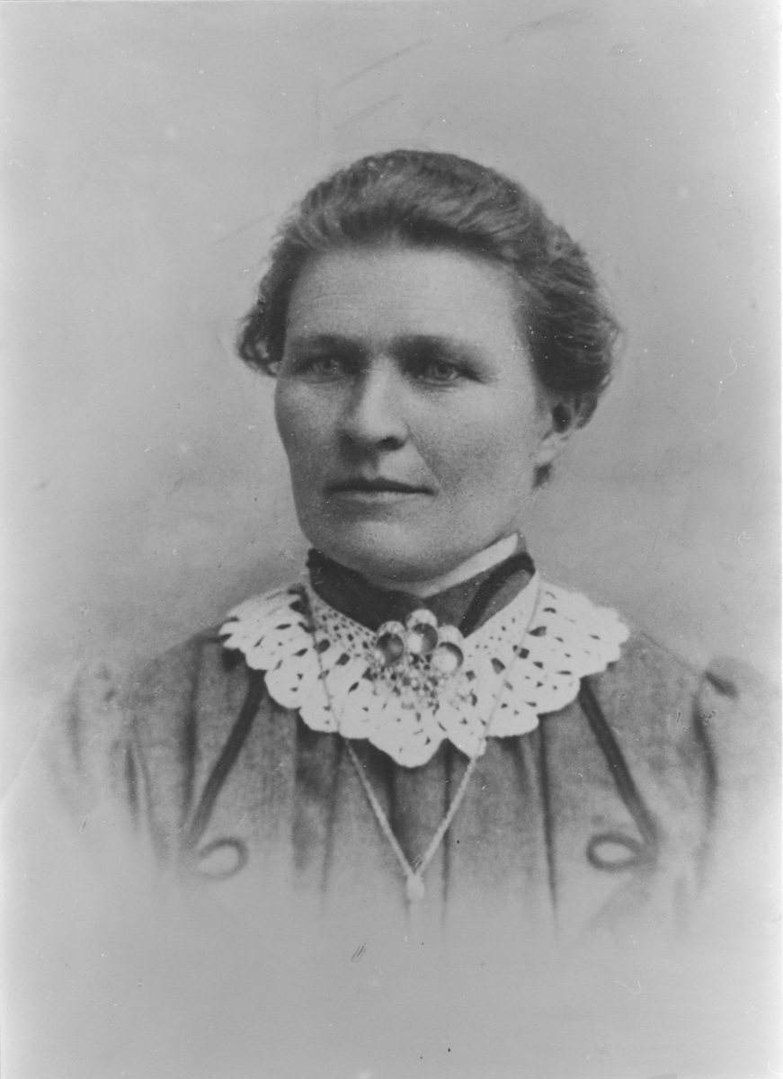 Helga Brenna, trolig rundt 1900.
