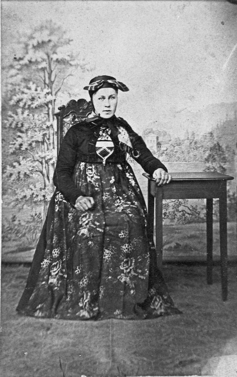 Ukjent, ung kvinne i folkedrakt fra Sigdal-Eggedal. Uten år, men muligens omkring 1870.