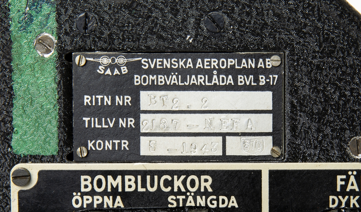 Bombväljarlåda BVL B-17 för flygplan Saab 17. Ritningsnummer BT 2.2. Reglage för typ av bombfällning, tidsintervall och bombval.