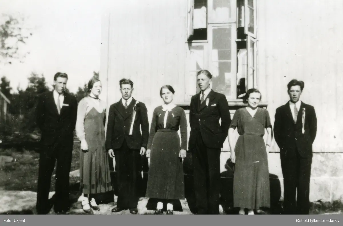 17. mai komiteen utenfor Breidablikk i Varteig 17. mai 1936. 
Fra venstre Hans Bergerud, Valborg Sælid, Thorleif Haug, Signe Brusevold, Anders Sælid, Aslaug Småberg, Otto Brenne.
