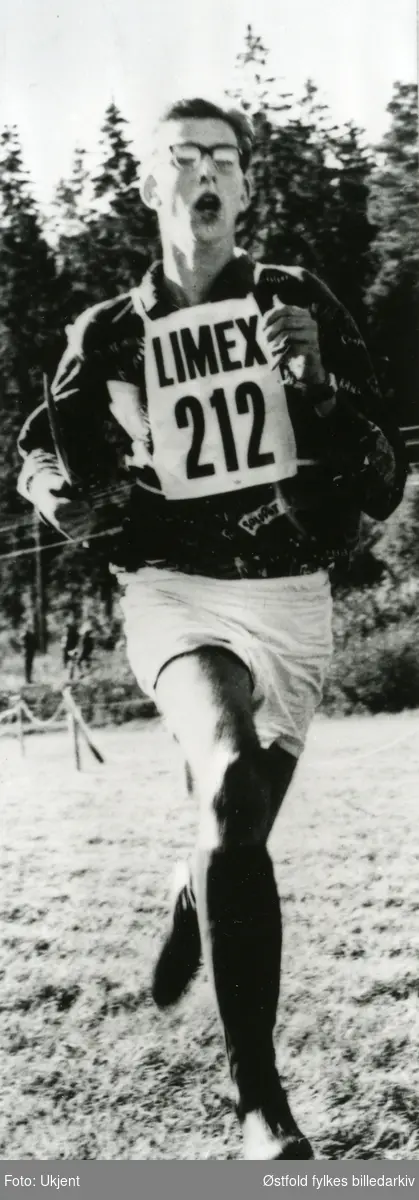 Kjell Lunde som deltaker i Nordisk Mesterskap i orientering i Borgvik, Värmland, Sverige i 1963. I det ene løpet fikk Lunde bronsemedalje individuelt, beste nordmann, 28.09.1963. Nordisk Mester i stafett 29.09.1963. Lunde var da medlem av Varteig I.L. og 19 år gammel.