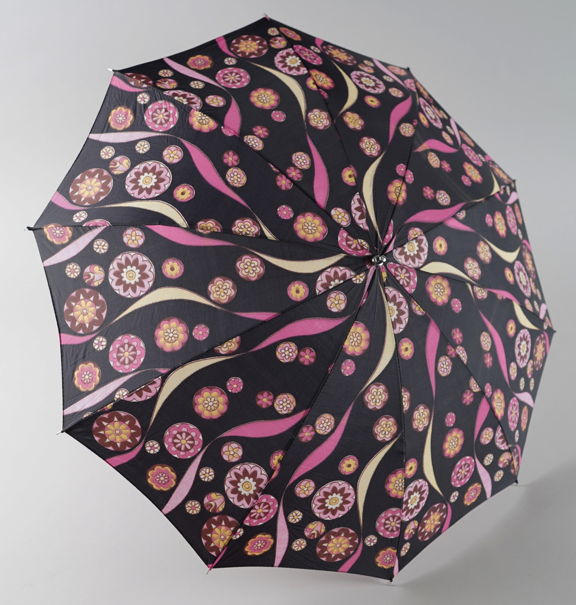 Blomsta paraply med spilar og handtak blankt stål. Trekk i same stoff med trykk-knapp.