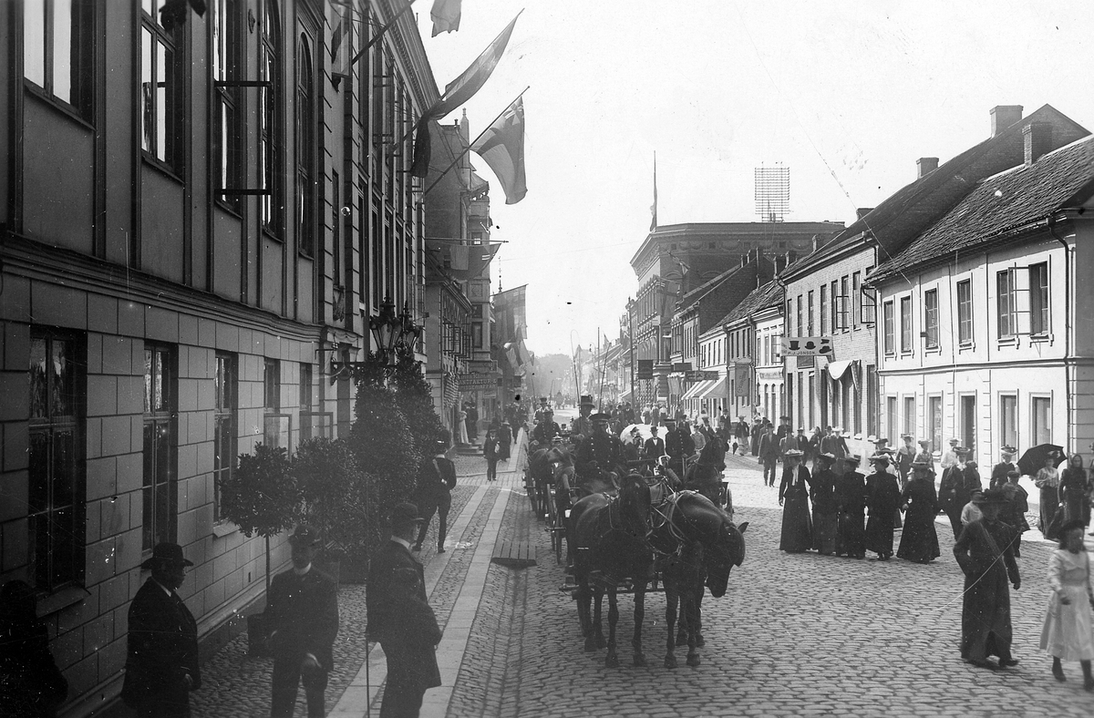 Evenemang. Halmstad, Storgatan (vid hotell Mårtensson). Storgatan sedd från Norre Port mot Stora Torg 1904 i samband med konung Oscar II:s besök.