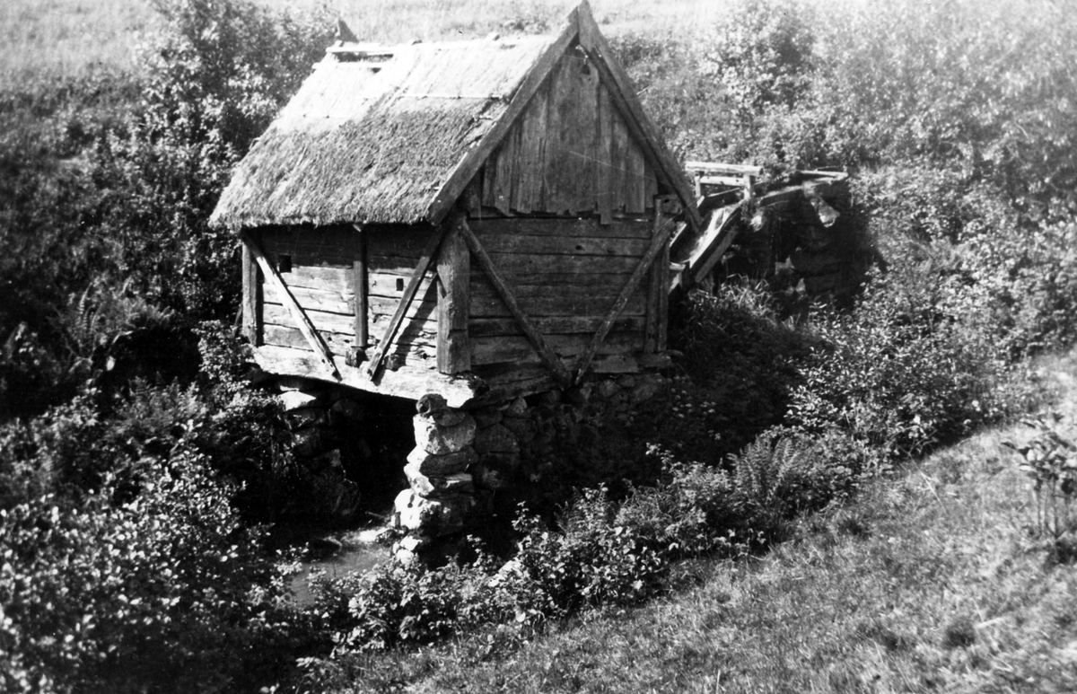 Axtorna. Eskilgårds skvaltkvarn ligger i ett öppet landskap vid Myrbäcken som rinner ut i Högvadsån. Byggnadens exakta ålder är okänd. Den är troligen från 1700-talet eller 1800-talets första hälft. Kvarnen tillhörde gården Axtorna 1 och var husbehovskvarn för gården. Genom en omläggning av vattenflödet på 1880-talet kom kvarnen att sakna regelbundet vattentillflöde och utnyttjades därefter endast sporadiskt vid höst och vårflod. Den iordingställdes dock vid 1:a världskriget, då den malde råg till husbehov.