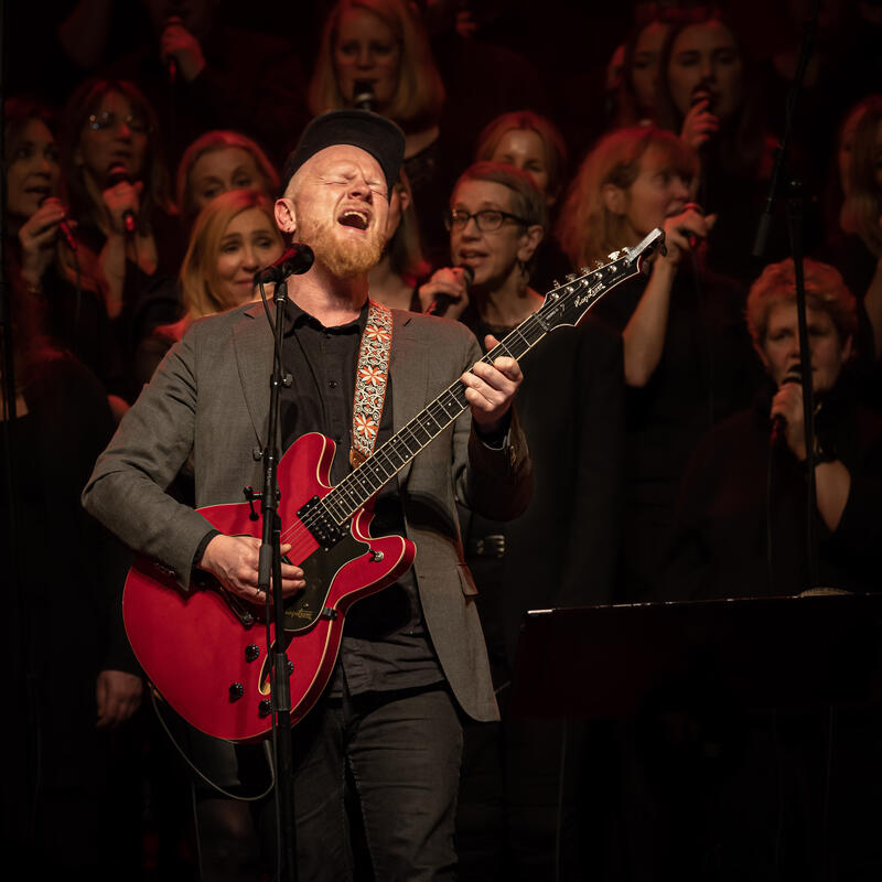 Levi Bergrud spiller gitar og synger.