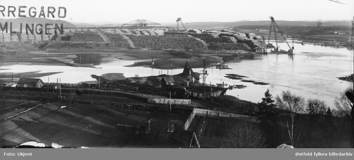 Lense med kjerrat,  i bakgrunnen tømmeropplag og kraner til Borregaard fabrikker, Opsund i Sarpsborg 1930-35.