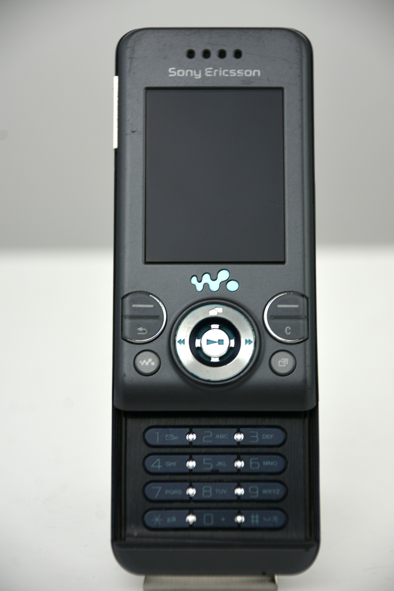 Mobiltelefon Sony Ericsson W580i, prototyp. 
IMEI-nr 00460102-363300-2, märkt 07W15