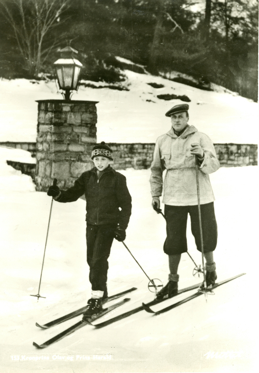 Kronprins Olav og prins Harald på ski.  