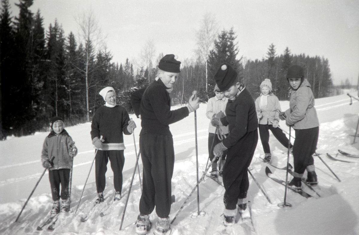 Ved skibakken på Hol vestre Vang i Hamar kommune. Skoleskidag. Tv Eli Vesaas, født Glærum. Ingrid Jerven, lærer, bak tv Kari Hærnes, Edna Storsveen. Resten ukjent.