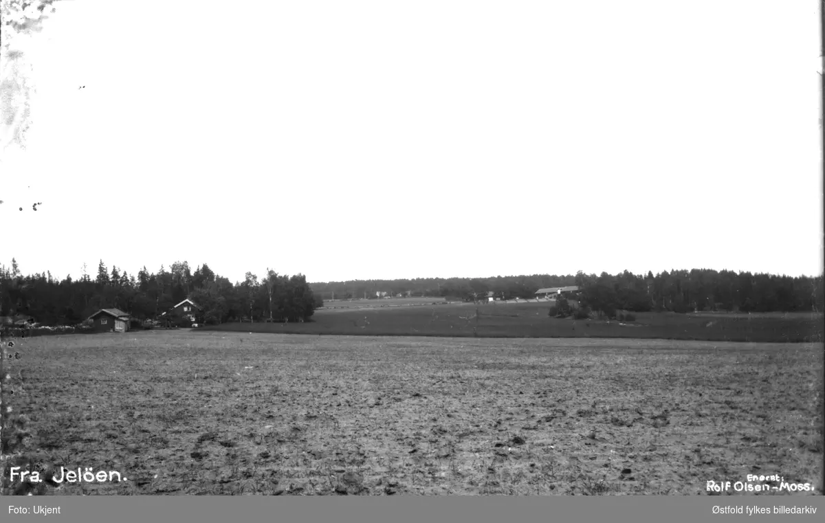 Bellevue-området, Jeløy, Moss  ca. 1915-20. Området nord for Bellevue stadion. Huset til venstre er Orkerødhytta (Faders Minde). Gården til høyre er Orkerød gård (låven er forandet). Gården lengst til høyre er Høienholm hvor Jeløy kirkegård ligger.